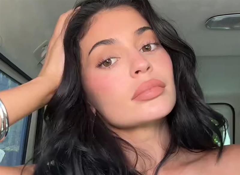 Kylie’s Peachy Glow Look Bundle