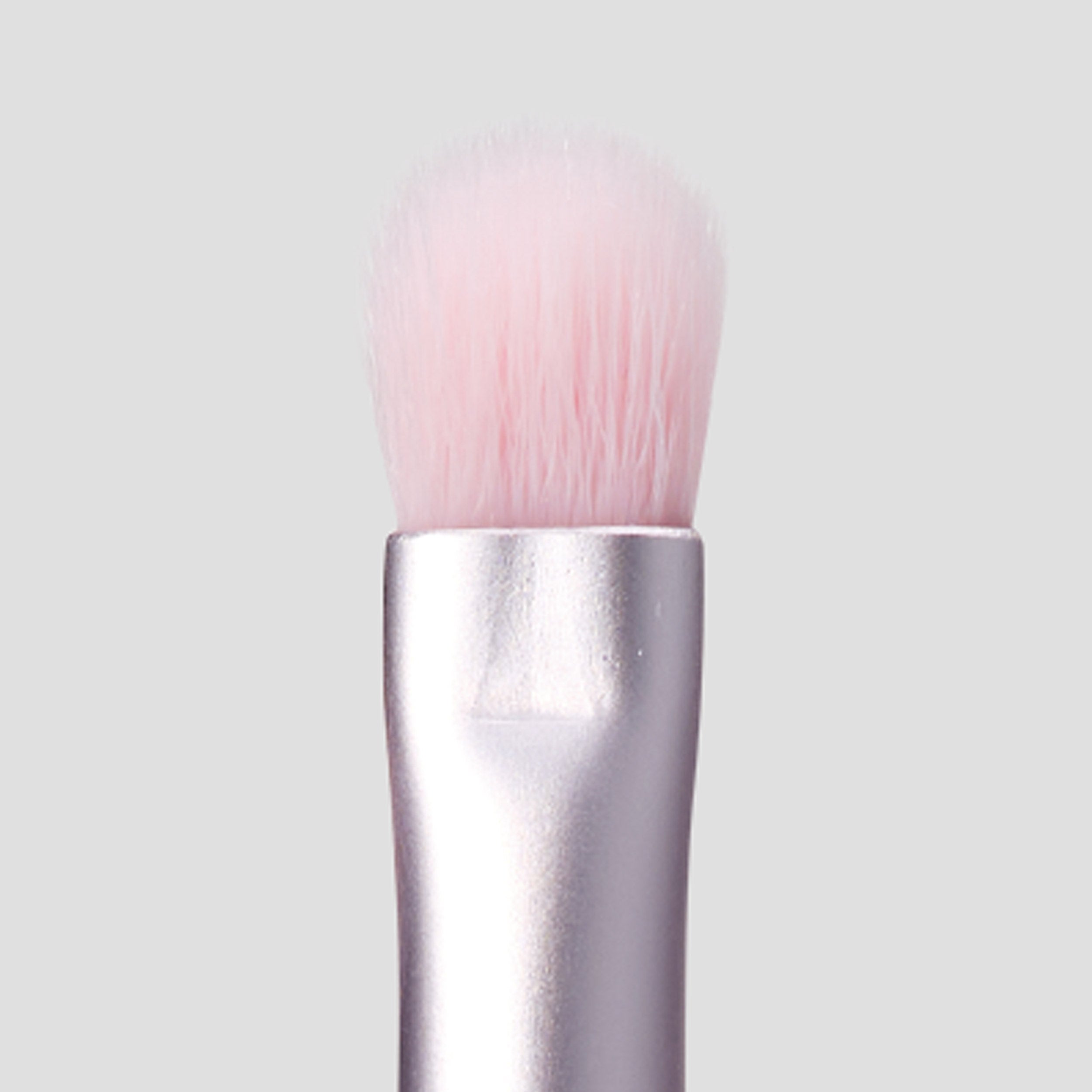 Alternative view of Eyeshadow Packing Brush 09